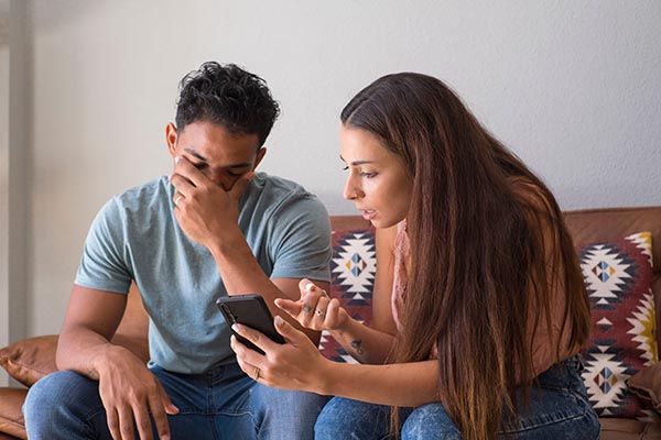 spy on boyfriend's phone
